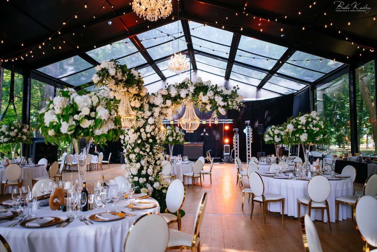 ślub glamour pod namiotem, trendy ślubne, modny ślub, świetny fotograf ślubny